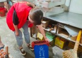 東山社區(qū)開(kāi)展沿街商鋪分發(fā)可回收物分類垃圾桶活動(dòng)